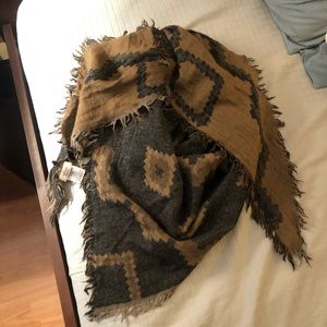 Aritzia Wilfred Aztec Triangle Blanket Scarf